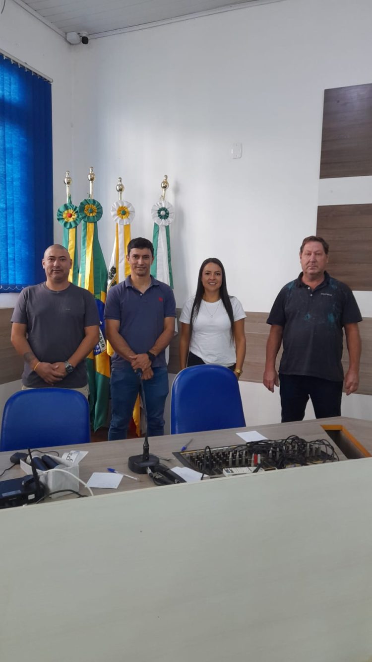 MESA DIRETORA: Ver. Valdecir se licencia da vereança e Vereadora Daiane assume presidência do legislativo.